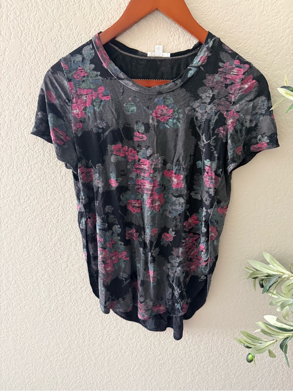 Aritzia Women’s Black Floral Short Sleeve Top XS/S